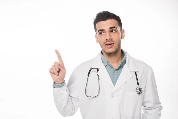 Médico Bonito Apontando Com Dedo Isolado Branco — Fotografia de Stock