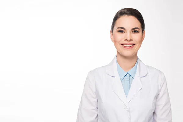 Όμορφη Γιατρός Λευκό Παλτό Χαμογελά Στην Κάμερα Απομονώνονται Λευκό — Φωτογραφία Αρχείου