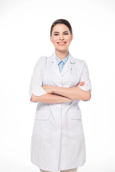 Médico Atraente Com Braços Cruzados Sorrindo Para Câmera Isolada Branco — Fotografia de Stock