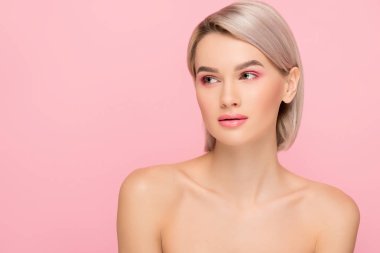 Mükemmel ciltli, pembe tenli çekici bir kız.