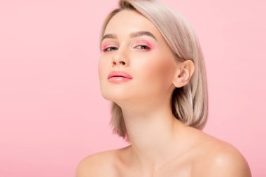 Pembe makyajlı, pembe tenli güzel bir kız.