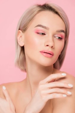 Pembe makyajlı, pembe tenli çekici bir kadın.