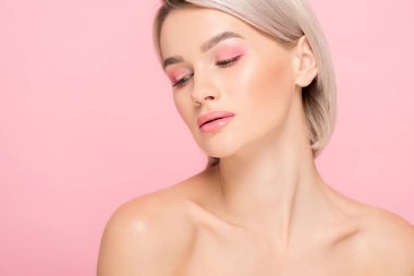 Pembe makyajlı çıplak sarışın kız.