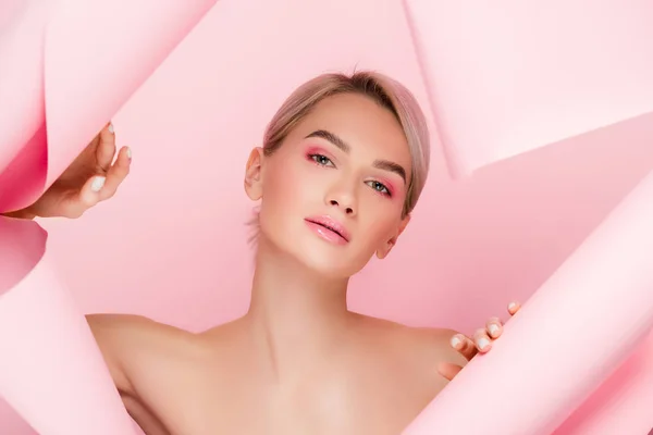 Bela Menina Nua Com Maquiagem Rosa Papel Rasgado Isolado Rosa — Fotografia de Stock