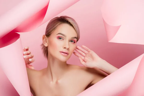 Atractiva Chica Desnuda Con Maquillaje Rosa Papel Roto Rosa —  Fotos de Stock