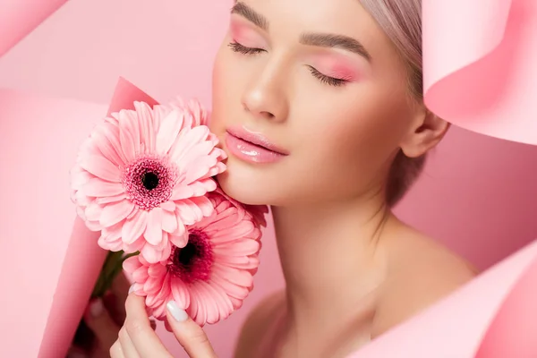 Gyengéd Lány Csukott Szemmel Rózsaszín Virágokat Tart Szakadt Papíron Rózsaszínen — Stock Fotó