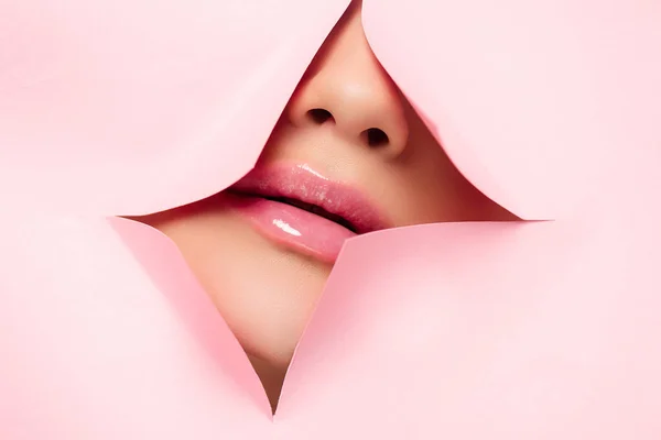 Обрезанный Вид Девушки Розовыми Губами Рваной Бумаге — стоковое фото