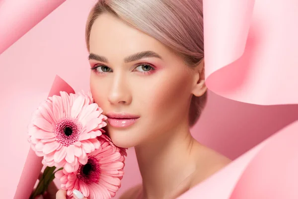 Όμορφο Κορίτσι Ροζ Λουλούδια Και Μακιγιάζ Σκισμένο Χαρτί Ροζ — Φωτογραφία Αρχείου