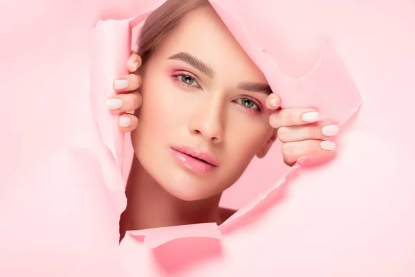 Vacker Flicka Med Perfekt Hud Sönderrivet Papper Isolerad Rosa — Stockfoto