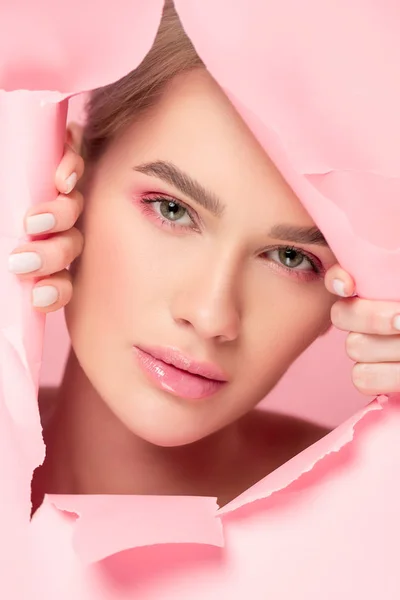 Hermosa Mujer Con Maquillaje Rosa Papel Roto Aislado Rosa — Foto de Stock