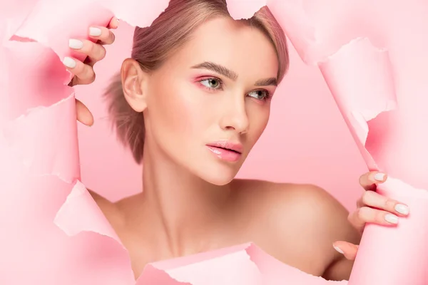 Menina Nua Com Pele Perfeita Papel Rasgado Isolado Rosa — Fotografia de Stock