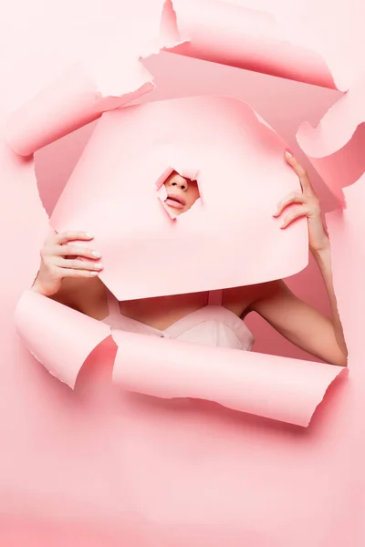 Stylisches Model Posiert Mit Rosa Zerrissenem Papier Auf Rosa — Stockfoto
