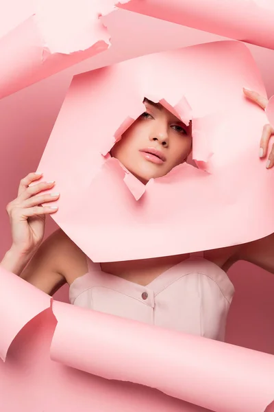 Mulher Elegante Atraente Vestido Rosa Posando Com Papel Rasgado Rosa — Fotografia de Stock