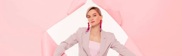 Panoramabild Flicka Fashionabla Kostym Poserar Sönderrivet Papper Isolerad Vit — Stockfoto