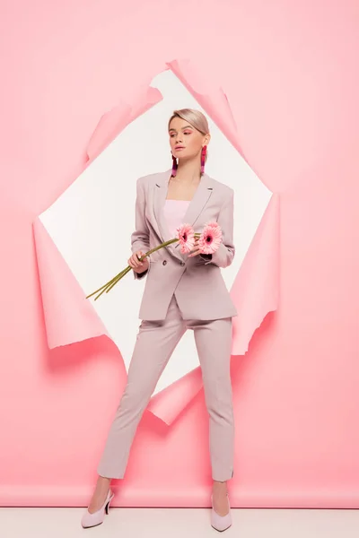 Aantrekkelijk Stijlvol Meisje Pak Met Bloemen Poseren Gescheurd Papier Wit — Stockfoto