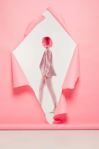 Mujer Elegante Traje Peluca Rosa Posando Papel Roto Sobre Blanco —  Fotos de Stock