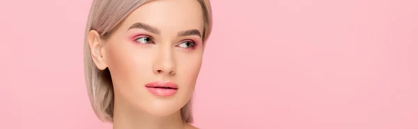 Tiro Panorâmico Bela Menina Concurso Com Pele Perfeita Isolado Rosa — Fotografia de Stock