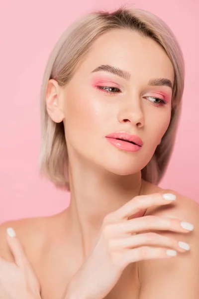 Atractiva Mujer Tierna Con Maquillaje Rosa Aislado Rosa — Foto de Stock