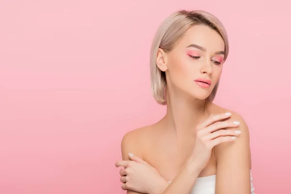 Mujer Tierna Rubia Con Maquillaje Rosa Aislado Rosa — Foto de Stock