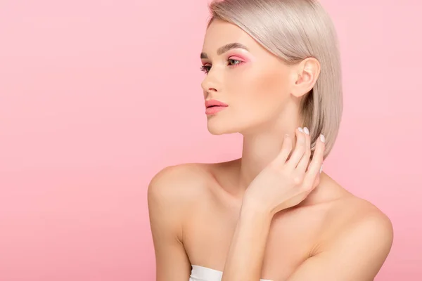 Mulher Macia Atraente Com Maquiagem Rosa Isolado Rosa — Fotografia de Stock