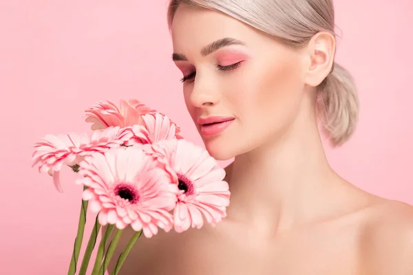 Beautiful Girl Closed Eyes Pink Makeup Holding Gerbera Flowers Isolated — 스톡 사진