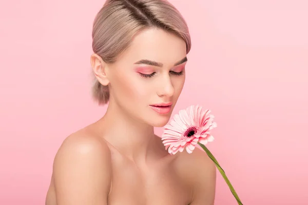 Menina Nua Com Olhos Fechados Segurando Flor Gerbera Isolado Rosa — Fotografia de Stock