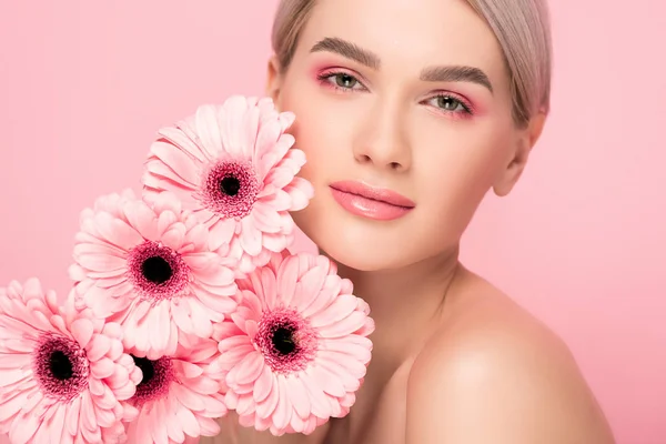 Attraktiv Flicka Med Rosa Gerbera Blommor Isolerad Rosa — Stockfoto