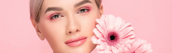 Tiro Panorâmico Menina Feliz Com Flores Gerbera Rosa Isolado Rosa — Fotografia de Stock