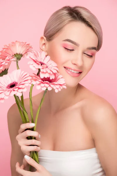 Ευτυχισμένο Όμορφο Κορίτσι Ροζ Λουλούδια Ζέρμπερα Απομονωμένο Ροζ — Φωτογραφία Αρχείου