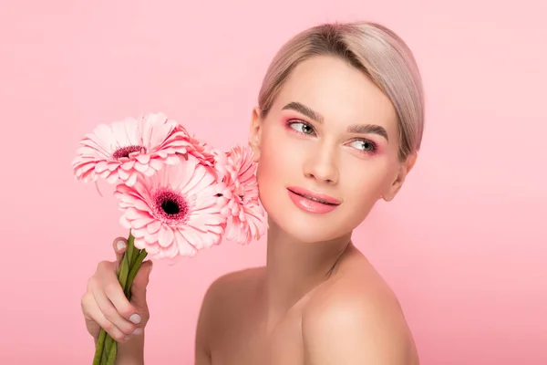 Menina Bonita Segurando Flores Gerbera Rosa Isolado Rosa — Fotografia de Stock