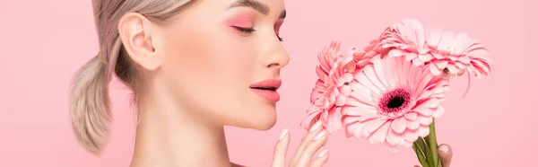 Panoramisch Schot Van Aantrekkelijk Meisje Zoek Naar Roze Gerbera Bloemen — Stockfoto