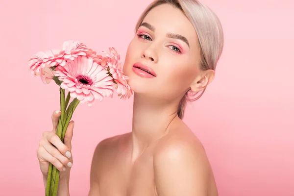 Naken Flicka Med Rosa Gerbera Blommor Isolerad Rosa — Stockfoto