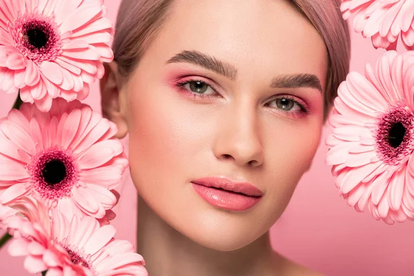 Schönes Mädchen Mit Rosa Gerbera Blüten Isoliert Auf Rosa — Stockfoto