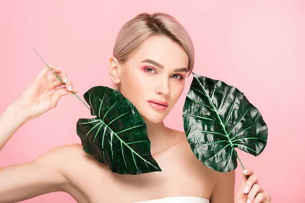 Naken Flicka Med Rosa Makeup Isolerad Rosa Med Gröna Blad — Stockfoto