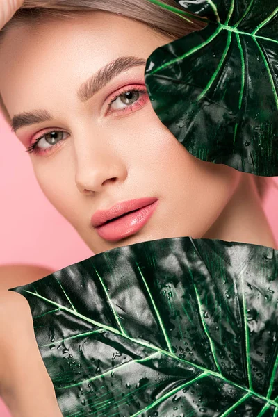 Menina Macia Com Maquiagem Rosa Isolado Rosa Com Folhas Verdes — Fotografia de Stock