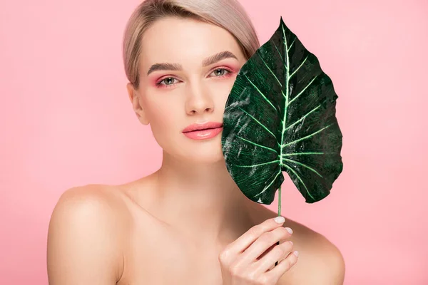 Chica Desnuda Con Maquillaje Rosa Aislado Rosa Con Hoja Verde — Foto de Stock
