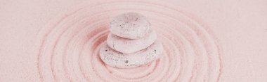 Pembe kumda daireler çizerek Zen taşlarının panoramik görüntüsü