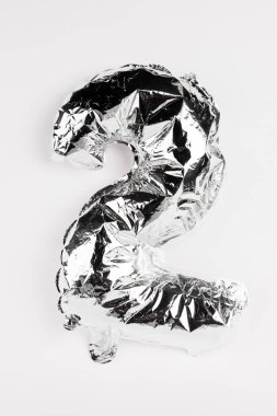 Gri arkaplanda iki numara şeklinde gümüş balon