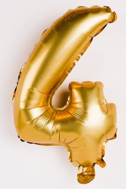 Gri arkaplanda dört numara biçiminde dekoratif balon