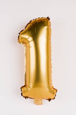 Gri arkaplanda bir numara şeklinde altın balon.