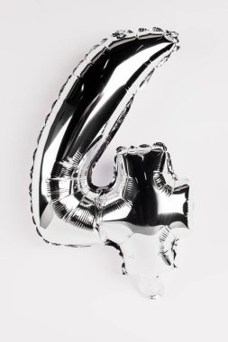 Gri arkaplanda dört numara şeklinde gümüş renkli balon.