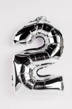 Gri arkaplanda iki numara şeklinde dekoratif balon