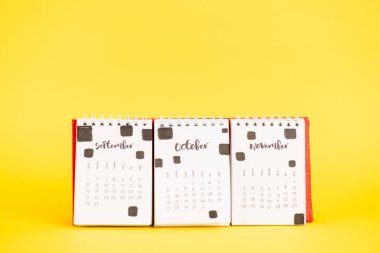Eylül, Ekim ve Kasım aylarında sarı arka planda kağıt takvimi