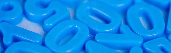 Nahaufnahme Von Plastikzahlen Auf Blauem Hintergrund Panoramaaufnahme — Stockfoto