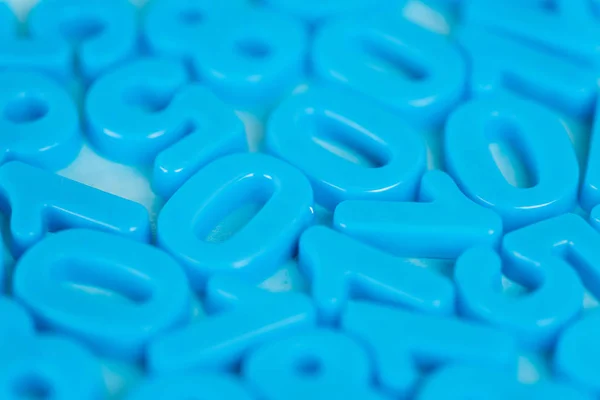 Focus Selettivo Dei Numeri Plastica Sfondo Blu — Foto Stock