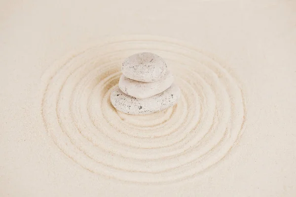 Pila Pietre Zen Superficie Sabbiosa Con Cerchi — Foto Stock