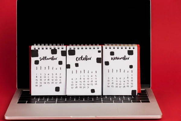 Calendário Com Meses Outono Laptop Com Tela Branco Fundo Vermelho — Fotografia de Stock