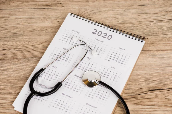 Hoge Hoek Weergave Van Kalender Van 2020 Jaar Met Stethoscoop — Stockfoto