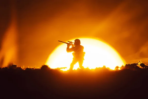 Spielzeugsoldat Mit Rauch Und Sonnenuntergang Hintergrund Kampfszene — Stockfoto