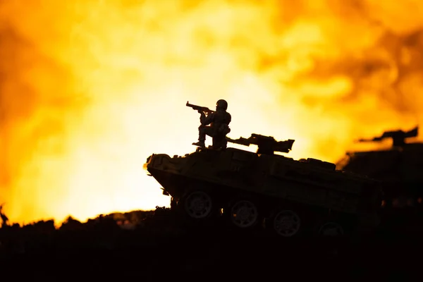 Silhueta Soldado Brinquedo Tanque Com Fogo Fundo Cena Batalha — Fotografia de Stock